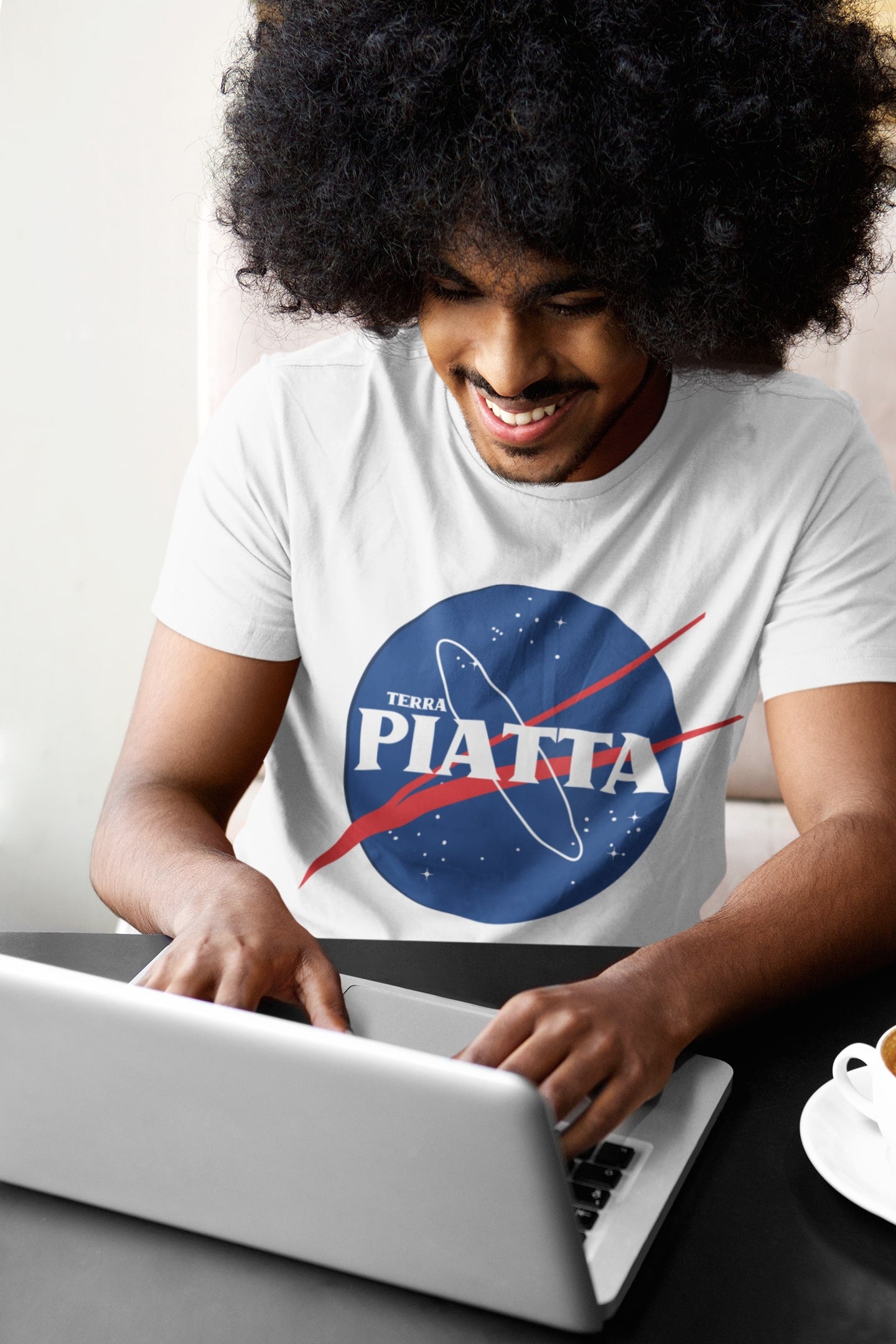 T-Shirt Terra Piatta Maglietta Terrapiattisti Maglia Alieni UFO No Vax Complotto